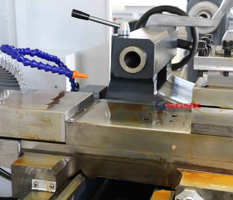 One-piece casting cnc lathe