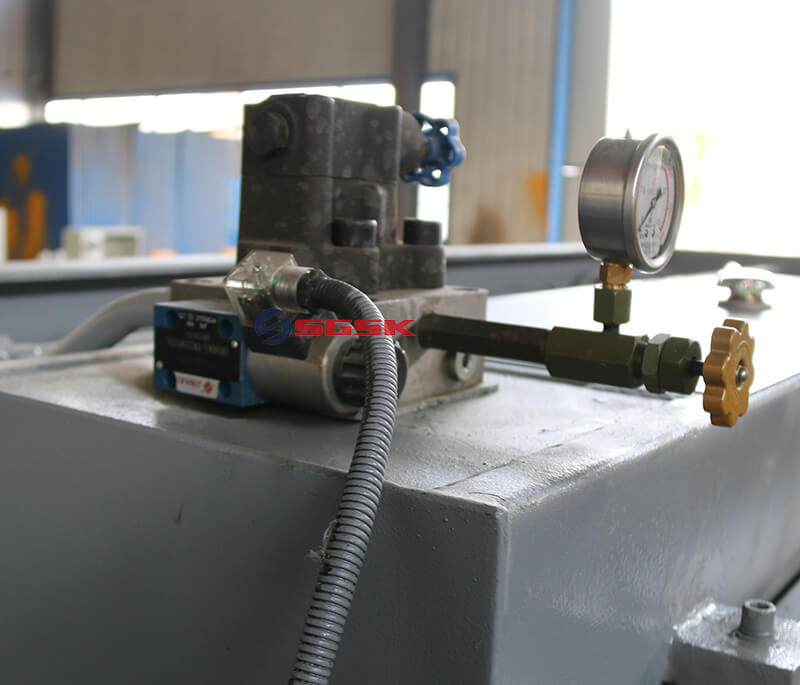 hydromechanical shearing machine