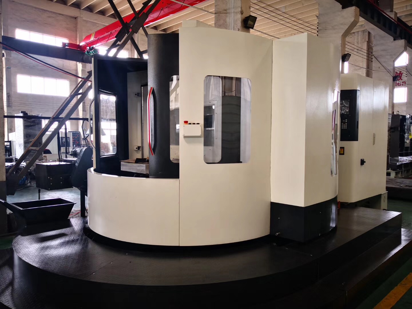 What type of tool magazine does the horizontal machining center use