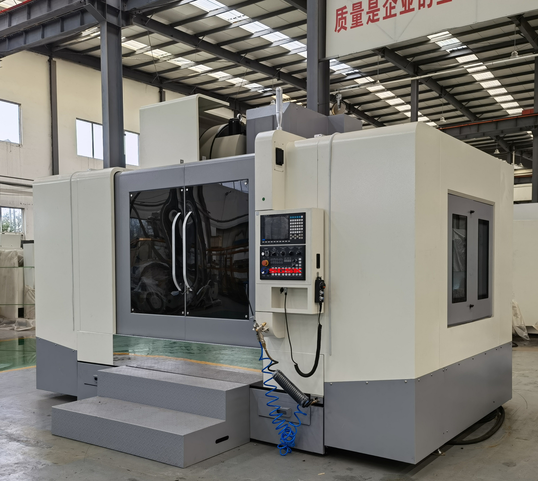 What are the characteristics of the transmission system and driving mechanism of CNC machine tools?