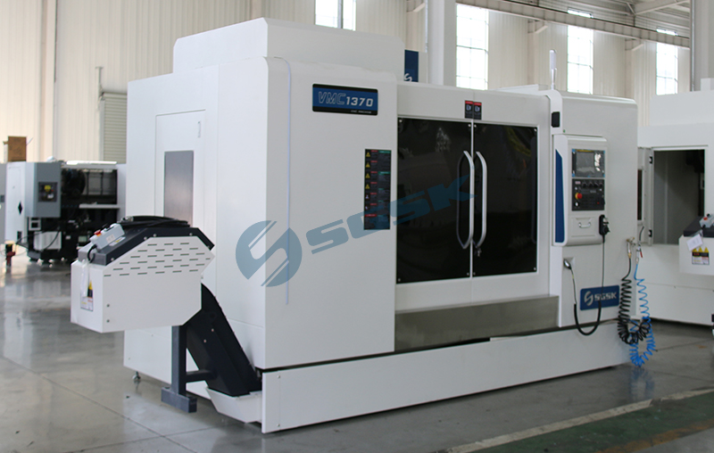 How many main classification methods are there for CNC machining centers?